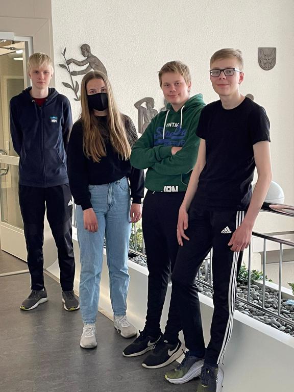 Päässälaskukisan palkitut kahdeksasluokkalaiset Juho Laaksonen (vas.), Venla Ruohomaa, Lauri Heino ja Severi Laine, kuvasta puuttuu Onni Tuhkala. Kuva: Sari Salmela