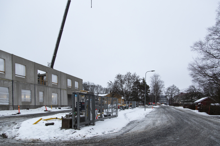 Lauttakylän uuden koulun seinäelementtejä nostettiin paikoilleen joulukuussa. Kuva: Mikko Perttunen