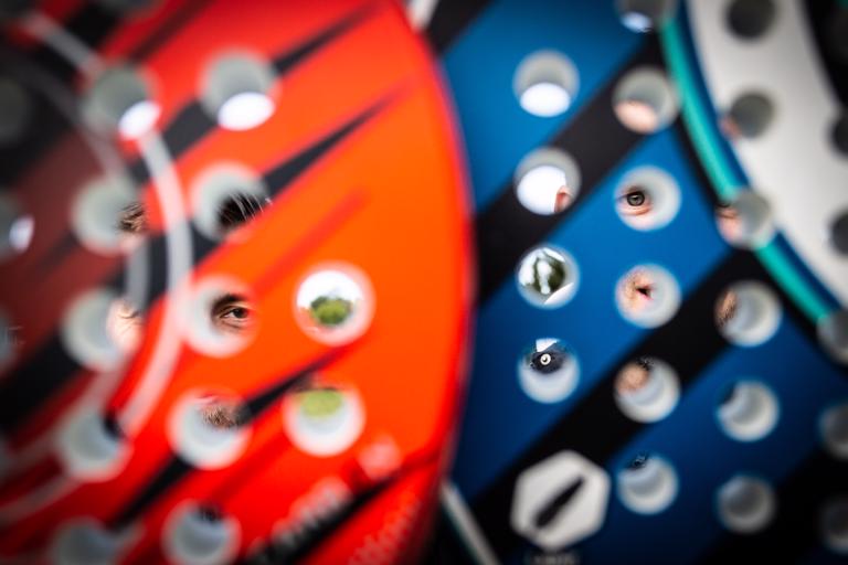 Taavetti Nuto (vas.) ja Jani Ala-Erkkilä rakentavat Huittisiin padel-kentän. Harrastajia lajilla on Suomessa jo arviolta 15 000 ja luku kasvaa jatkuvasti. Kuvat: Mikko Perttunen