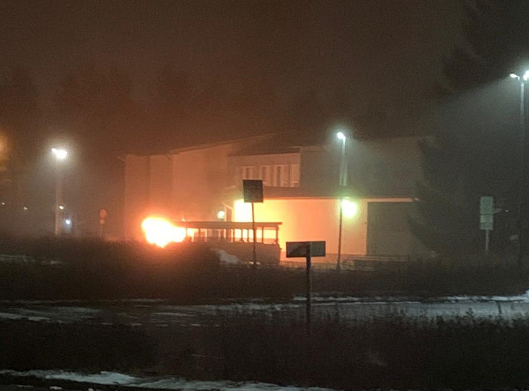 Pellonpuiston koulun roskakatos tuhotui osittain perjantai-iltana syttyneessä palossa. Lukijan ottama kuva.