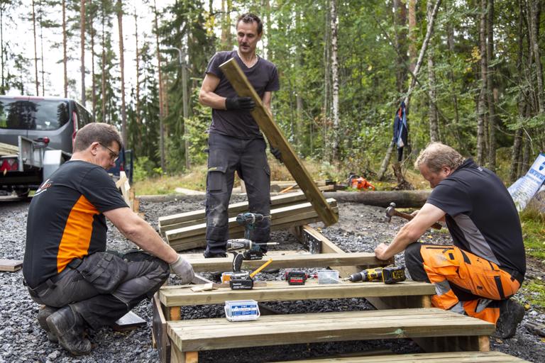 Kuntoportaiden rakentamisen hoitivat Jarmo Väisänen, Hannu Kallio, Timo Tiensuu ja kuvanottohetkellä puutavaraa hakemassa ollut Markku Hynnä. Mallia portaisiin vakoiltiin naapurikuntien kuntoportaista. Kuva: Sari Mäkelä