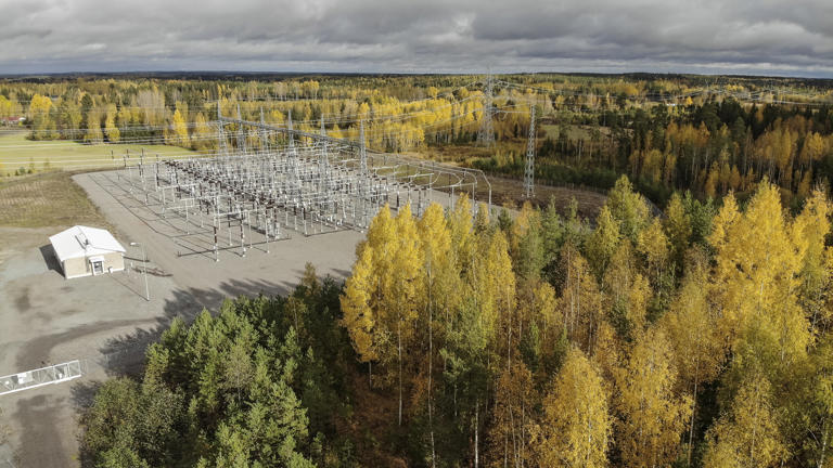 Aurinkopaneelikenttää suunnitellaan alueelle, joka on Huittisten Mommolasta Säkylän rajan suuntaan. Sijainti on valtakunnan sähköverkon suhteen hyvä, sillä vieressä on Metsämaan muuntoasema. Arkistokuva: Mikko Perttunen