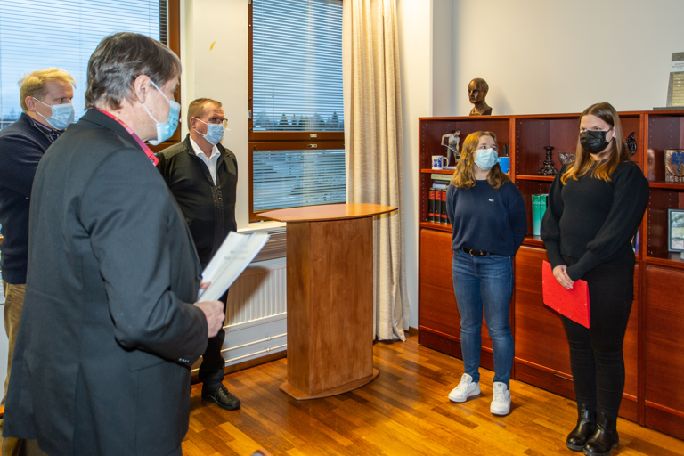 Kaupunginhallituksen puheenjohtaja, keskustan Arto Metsämäki (vas.), kaupunginjohtaja Jyrki Peltomaa ja kaupunginvaltuuston puheenjohtaja Jouni Isotalo (kok) ottivat vastaan adressin nuorisovaltuuston Jonna Toivoselta ja Aino Kylälehtoselta.