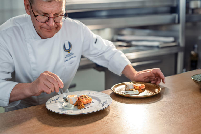 Jukka Luojukosken edessä lautasellinen alkuruokaa: kuhaballotinea ja taimenpastramia, piparjuurikreemiä sekä pikkelöityjä sieniä. Kuvat: Taste Satakunta