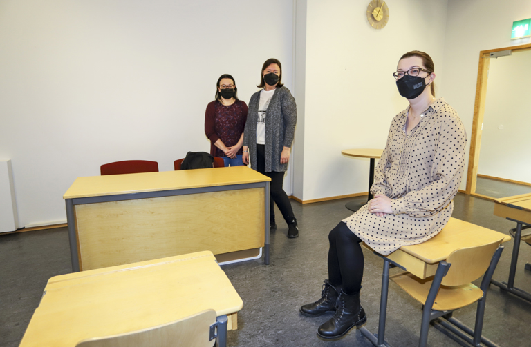 Isompien ryhmän opettaja Sari Kursi (takana vas.) ja pienempien opettaja Irina Vatanen puhuvat molemmat myös venäjää, jota ukrainalaiset ymmärtävät. Lauttakylän koulun rehtori Maarit Malmberg (oik.) iloitsee, että ryhmät saadaan monen tahon joustamisella nopeasti alkuun. Kuva: Sari Mäkelä