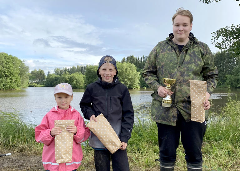 Kuvassa pienten sarjan palkitut Julia Lehtimäki ja Joona Lehtimäki sekä suurimman kalansaaliin pokaalin pokannut Mikael Haapaniemi. Kuva Maria Kankaanranta