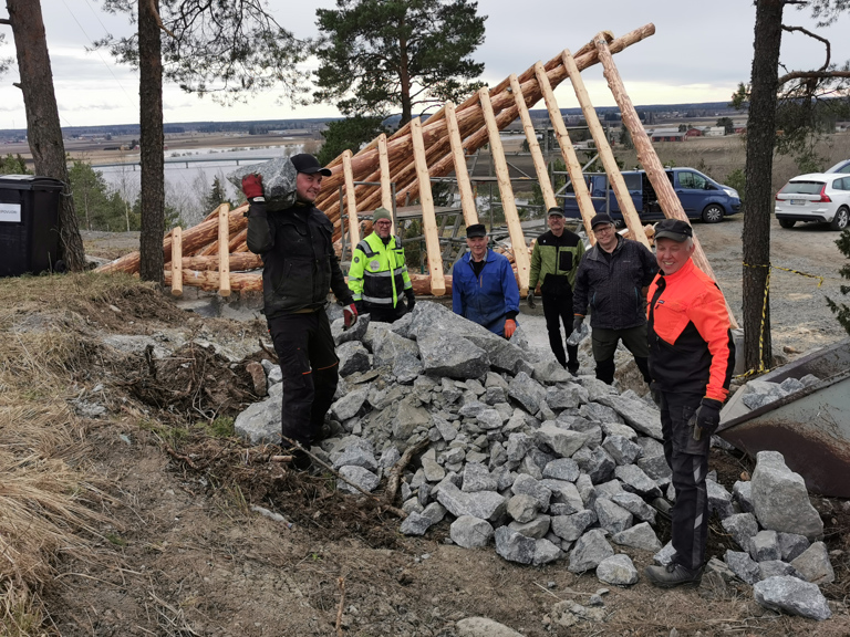 Laavutalkoissa Mikko Tihumäki (vas.), Olli Tuominen ja Ilkka Isokallio, jotka projektia vetävät sekä Pasi Halkilahti, Ilpo Ojala ja Veijo Brunnila. Kuva: Raimo Ali-Raatikainen