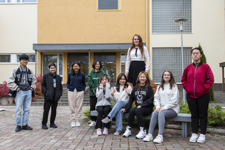 Kim Nguyen (vas.), Arian Mousavinejadnaeini, Ei Pwint, Helen Le, Doris Tran, Carrie Mai, Lilian Do, Ana Helena Dias de Oliveira, Donna Trinh aloittivat lukio-opinnot Huittisissa Finest Future -ohjelman kautta. Taustalla penkillä seisoo koordinaattori Eve Harakka. Kuvat: Mikko Perttunen