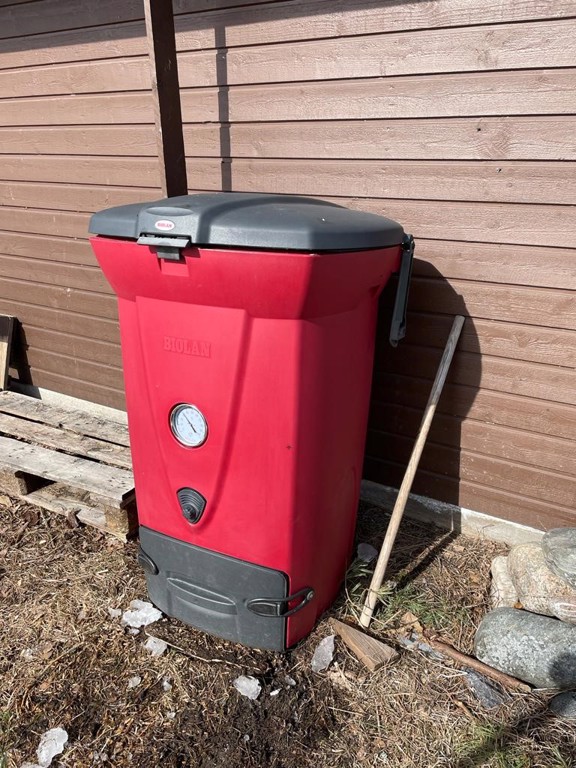 Asianmukaisessa kompostissa tulisi olla neljä seinää, kansi ja pohja.