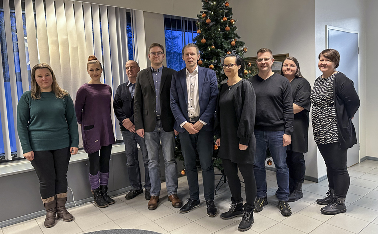 OP Ala-Satakunta jakoi tukea seitsemän ala- ja yläasteen vanhempainyhdistykselle. Lahjoituksen vastaanottivat yhdistysten puheenjohtajat ja edustajat. Kuvassa ovat Siiri Otranen Lallin koulusta (vas.), Maria Aaltonen Kepolan koulusta, Petri Lehti Huovinrinteen koulusta, Jorma Bergius Säkylän yhteiskoulusta, toimitusjohtaja Jari Katila ja asiakkuuspäällikkö Niina Maunula OP Ala-Satakunnasta, Marko Perttunen Isosäkylän koulusta, Mirkka Harjunmaa Sallilan koulusta ja Kati Lahtinen Pellopuiston yläasteeltä. Kuva: Hanna Pietilä