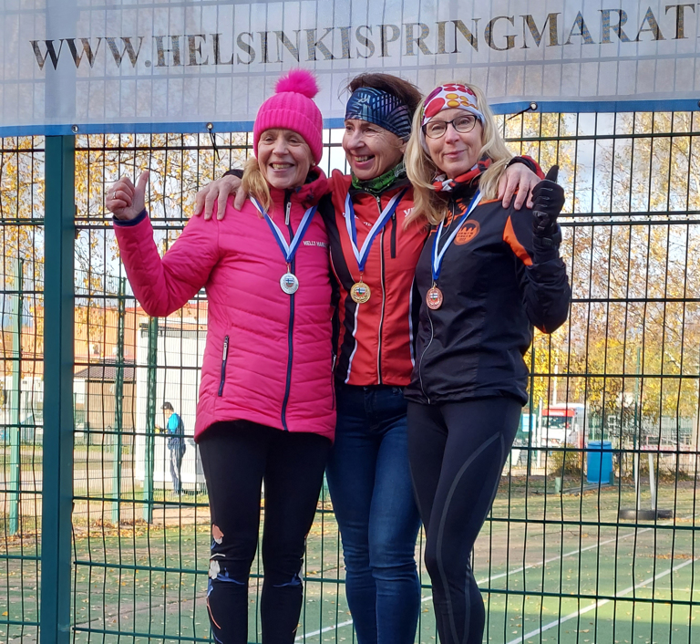 N60-sarjan mitalikolmikko: Riitta Ristikangas (vas.), Kariina Kauppinen ja Päivi Mäkelä. Kuva: Pertti Nousiainen
