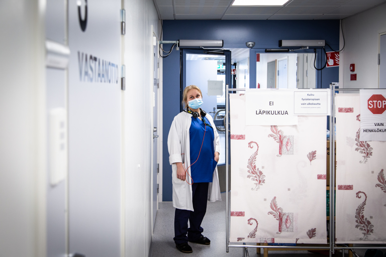 Vt. ylilääkäri Tiia Levonen toivoo, että ihmiset jaksaisivat edelleen pitää kiinni turvaväleistä, hygieniasta ja kasvomaskien käytöstä. Kuvat: Mikko Perttunen