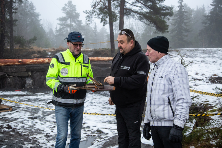 Olli Tuominen (vas.), Raimo Ali-Raatikainen ja Ilkka Isokallio esittelevät Leijonankita-laavun pienoismallia. Kuvat: Mikko Perttunen
