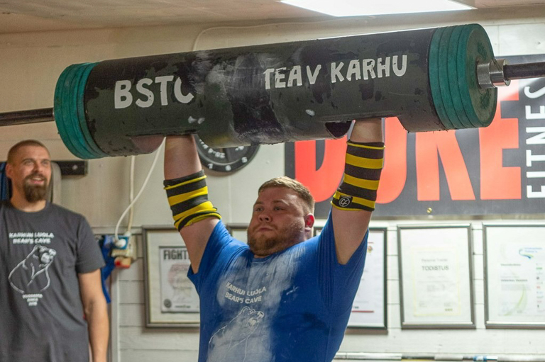 Juuso Saine (kuvassa) toivoo, että yleisö löytää Lännen vahvin -voimamieskisaan. Tukkipunnerrus on yksi voimamieskisojen lajeista. Vaikka yleisesti puhutaankin voimamieskisoista, on voimanaisilla oma sarjansa, johon toivotaan vielä lisää osallistujia. Kuva: Veijo Lindgren