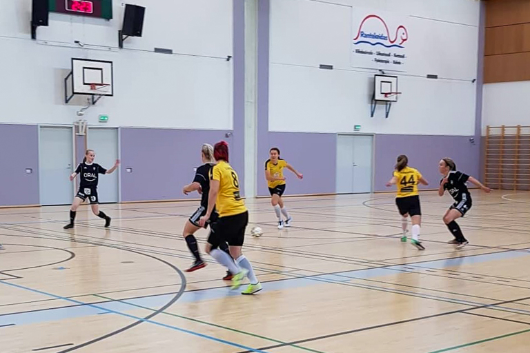 Lujan futsal-naiset saivat sarja-avauksessaan kylmää kyytiä sarjanousijalta Rantakeitaan liikuntasalin pienellä kentällä. Kuva: LLuja