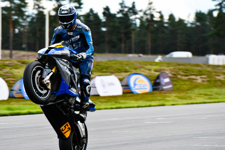 Kenny Koskinen putsasi palkintopöydän syyskuun ensimmäisenä viikonloppuna Alastaron moottoriradalla ajetussa Circuit Racingin SM-osakilpailussa. Kuva: Juho Koski / FRC