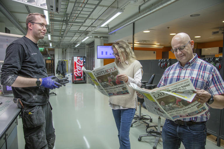 Sanoma Manun painaja Jussi Tasanen (vas.) on hetki sitten painanut painokoneen käynnistysnappia. Lopputulosta katsovat tuotannollisten asioiden asiakaspalvelussa työskentelevä Carita Tomann ja laatu- ja materiaalipäällikkö Jussi Pekkarinen. Kuva Satu Ojala