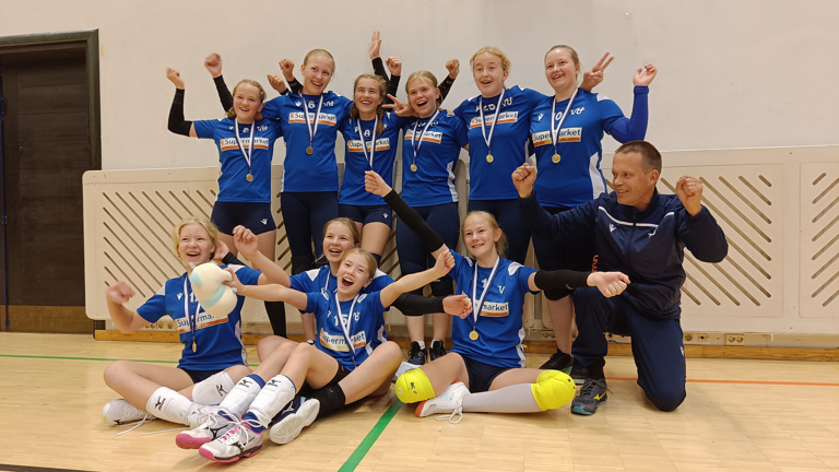 Vampulan Urheilijoiden C-tyttöjen lentopallojoukkue kävi nappaamassa Tampereella turnausvoiton. Kuva: Susanna Tähtinen