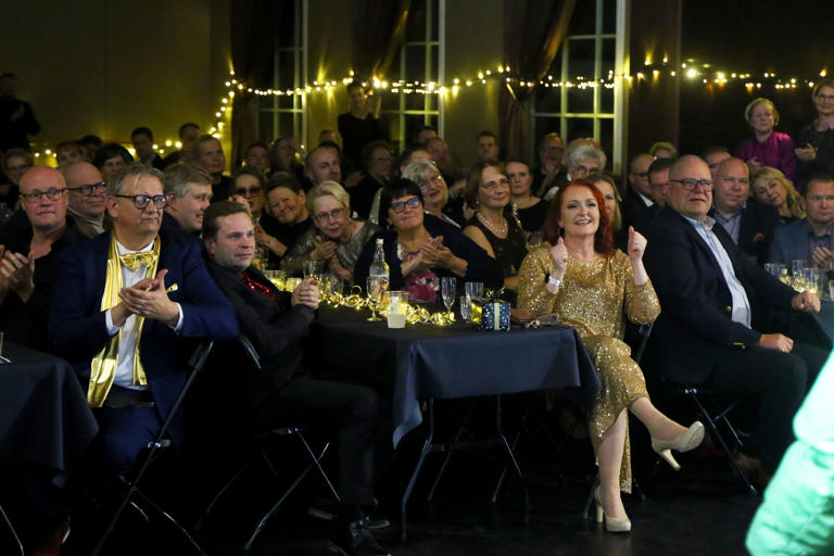Marko Vainion luotsaama Divet Show vei yleisön mukanaan. Kuva: Huittisten Yrittäjät/Laura Haavisto