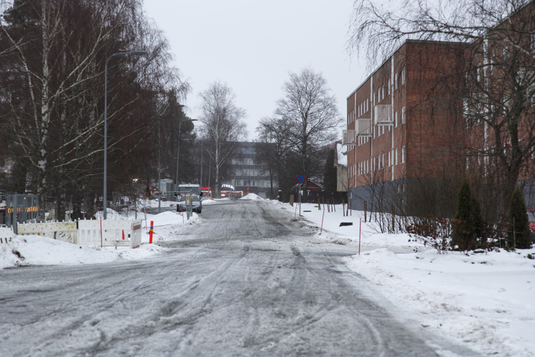Koulukadun vasempaan reunaan tehdään jalankulku- ja pyörätie, joka jatkuu Kievarinpolulle asti. Kuva Mikko Perttunen