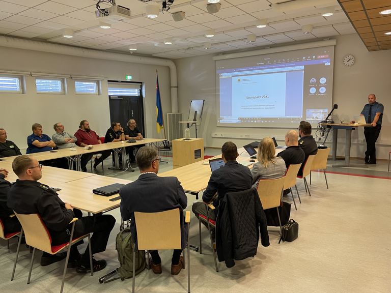 Pelastuslaitos järjesti Satakunnan alueen nuohoojille sekä omalle henkilöstölleen tilaisuuden, jossa tarkasteltiin savuhormeihin ja tulisijoihin liittyviä onnettomuustilastoja. Lisäksi keskusteltiin puulämmityksen lisääntymisestä alkavan lämmityskauden aikana. Kuva: Satakunnan pelastuslaitos