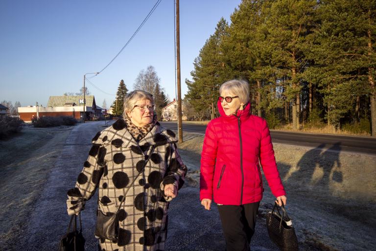 Vampulalaiset Leena Isotalo (vas.) ja Ulla Ihantoja ovat aktiivisia kirjaston käyttäjiä. He arvostavat sen palveluja ja olemassaoloa. Lähikirjasto on viimeinen asia, josta he olisivat valmiita luopumaan.