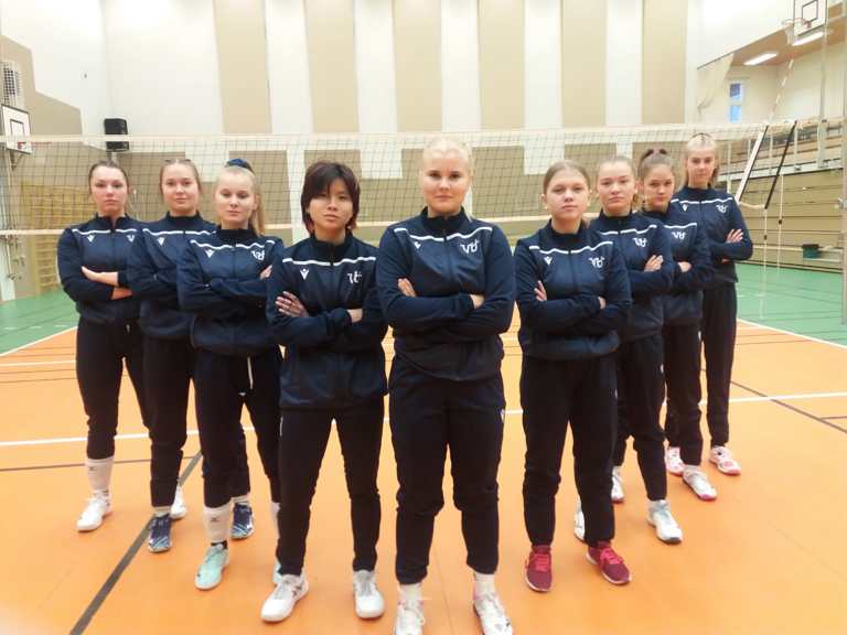 Vampulan Urheilijoiden B-tytöt Sara Peltonen (vas.), Milla Tähtivuori, Essi Johansson, Liisi Sundman, Julia Johansson, Ida Ihantoja, Iiris Nikko, Sanni Tähtinen ja Fanni Arve. Kuva: Teija Tähtivuori