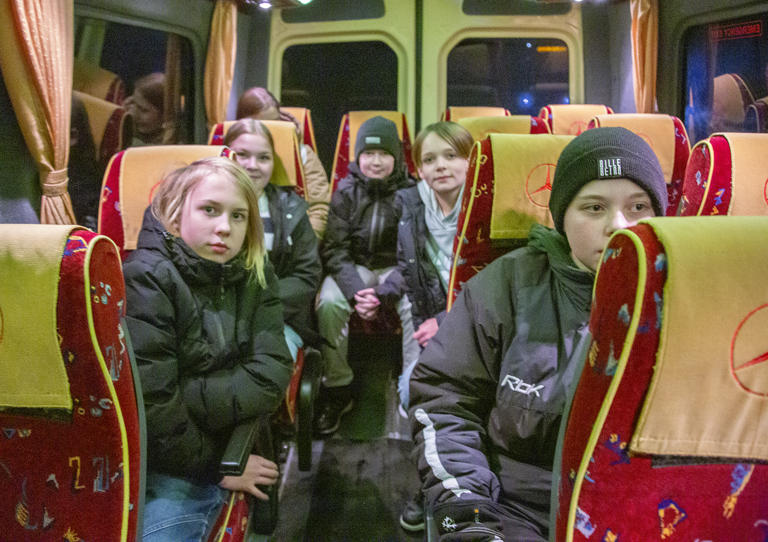 Toivo Ojala (vas.), Aino Kaitanen, Juhani Heikkilä, Unto Lehtimäki ja Asser Tuominen katsoivat tarkasti, miten heijastimen kanssa liikkunut jalankulkija erottui hyvissä ajoin bussin valoissa ja heijastimeton kulkija taas näkyi aivan liian myöhään. Kuva Satu Ojala