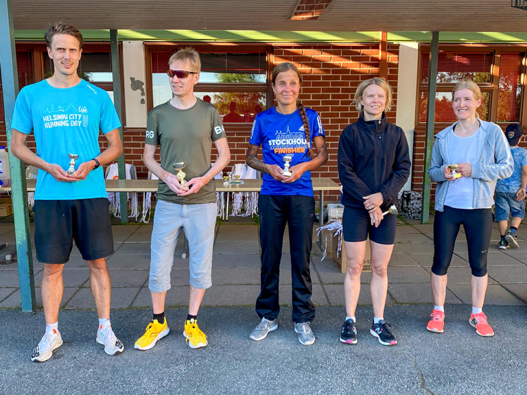 Puolimaratonin miehet ja naiset Simo Haavisto, Janne Laakkonen, Suvi Saarinen, Heli Sampolahti-Hänninen, Kati Haromo. Kuva: Tyyne Ala-Viikari