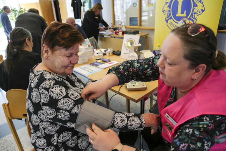 Diabetestapahtumassa verenpaineen Maila Lehtoselta mittasi Lions Club Doriksesta Riikka Tarvainen. Kuva Satu Ojala