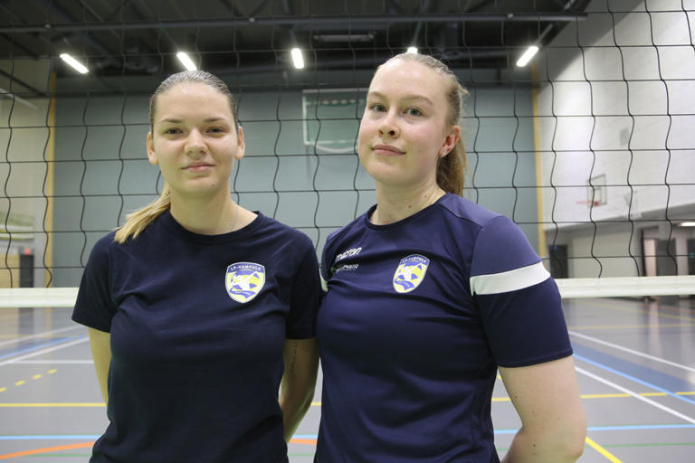 Tatjana Popovic (vas.) toimii apuvalmentajana sekä tilastoijana. Pauliina Kovanen vahvistaa hakkuriosastoa.