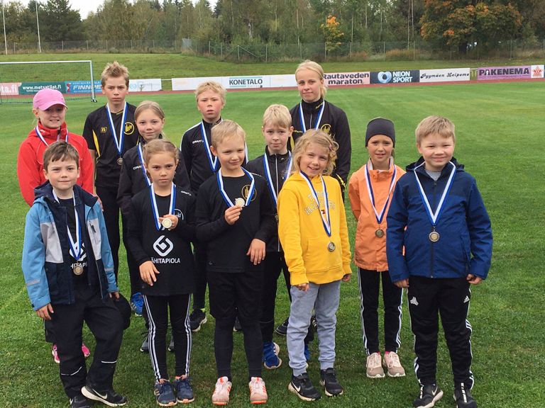 Lujalaiset sijoittuivat hopealle Minitriangelissa, kuvassa lujalaisminit lukuun ottamatta Samuli Torpoa. Kuva: Virpi Laine