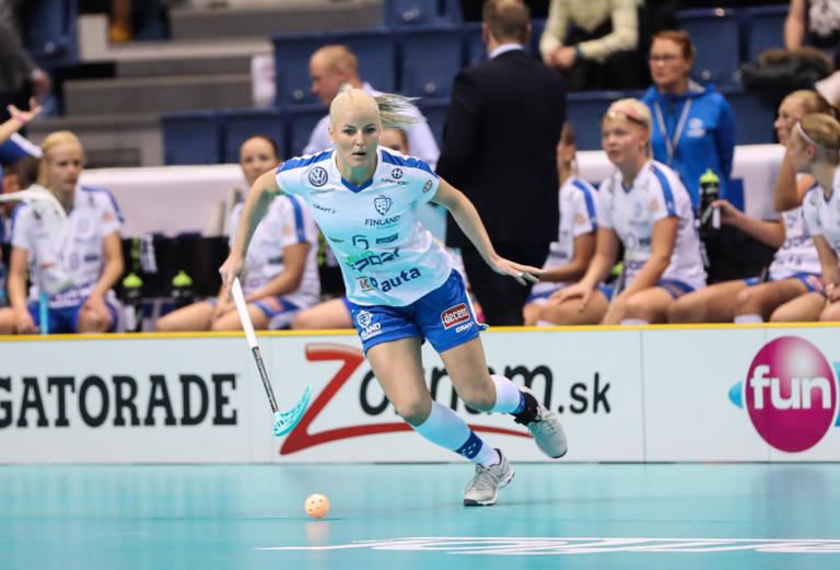Suomen paidassa Sanni Nieminen voitti kolme MM-hopeaa ja yhden MM-pronssin. Kuva: Ville Vuorinen/Salibandyliitto