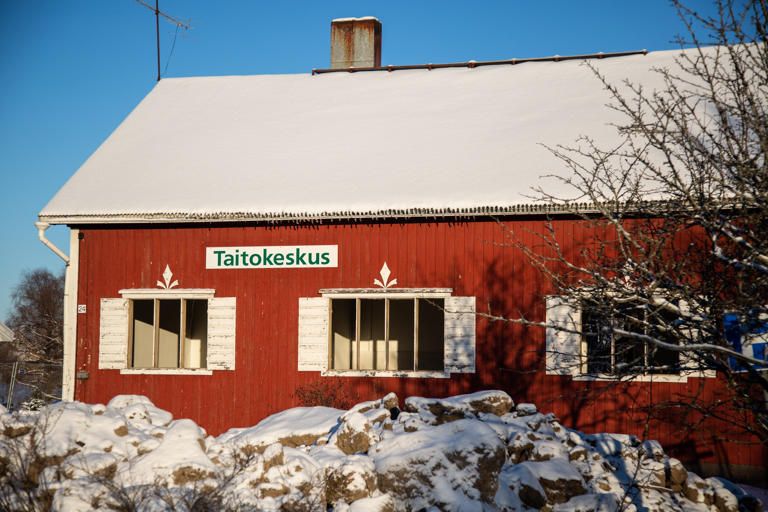 Karilasta oli jo alkuviikolla purettu ikkunat. Kuva: Mikko Perttunen