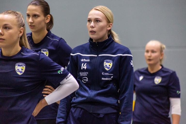 Mila Viljanen (keskellä) on tulevalla kaudella LP-Vampulan nuoren joukkueen kapteeni. Kuvat: Mikko Perttunen