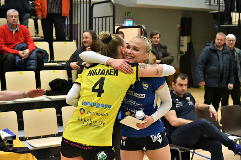 Ottelun parhaana palkittiin Puijosta Hilkka Hujanen ja LP-Vampulasta Lotta Kukkonen. Kuva: Antti Kaskinen