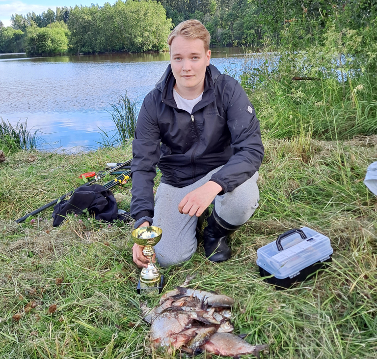 Mikael Haapaniemi nappasi Kala-Kallen onkikisassa jälleen voiton. Kuvat: Sari Lyhtelä