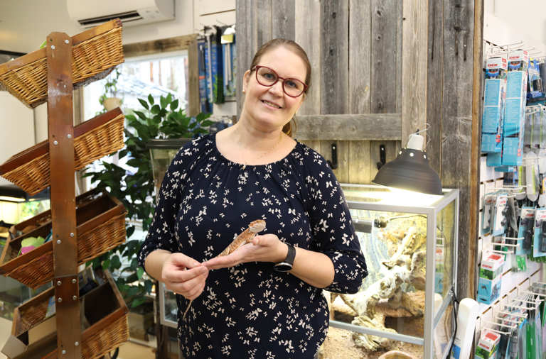Huittislainen Liisa Leppänen on elokuusta lähtien tehnyt lemmikkieläinliikettä entisiin hevostallin tiloihin Metsämaantien varteen. Hän on perehtynyt kaikkiin lajeihin huolellisesti, että osaa neuvoa eläinten hoidossa. Kuva: Sari Mäkelä