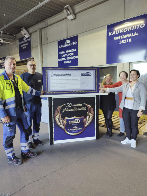 Lahjoituksen Timo Finskalta (vas.) ja Ilkka Nykäseltä ottivat vastaan Silja Haavisto (kolmas oik.), Leena Tasanen ja Piia Vuori. Kuva: Kuljetusliike Finska
