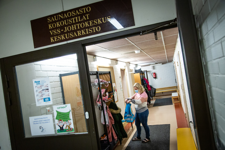 Varhaiskasvatuksen opettaja Jenna Hakuni ei ole ensimmäistä kertaa kaupungintalon kellarissa, johon varhaiskasvatus on joutunut jälleen turvautumaan, ja jossa nyt toimii 21-paikkainen ryhmä. Väliaikaiset tilat ovat Hakunin mukaan kuitenkin melko toimivat. Kuva: Mikko Perttunen
