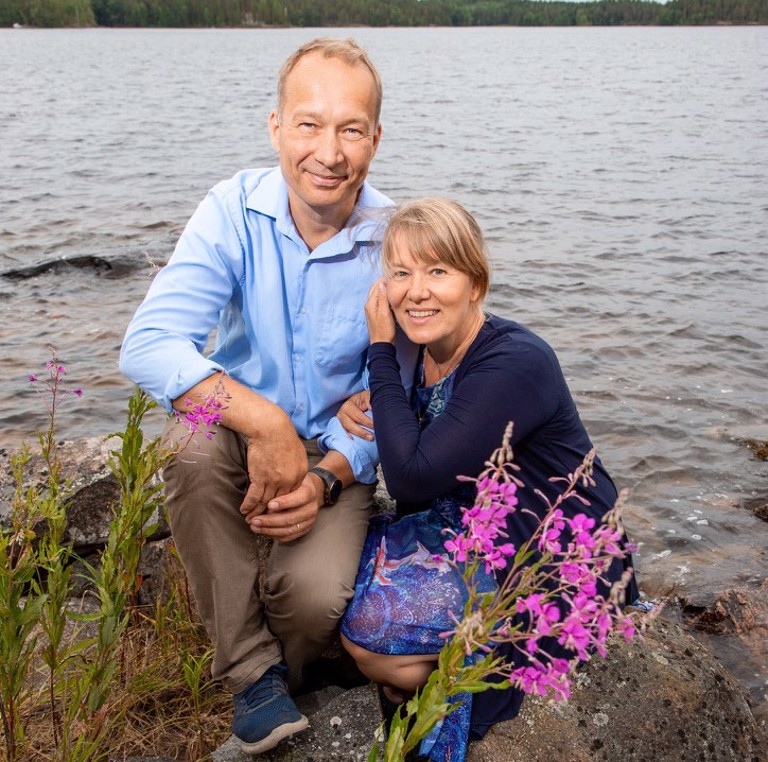 –Jumalan löytäminen muutti elämäämme paljon parempaan suuntaan, sanovat Minna ja Veli-Pekka Joki-Erkkilä. Kuva: Seppo Haavisto