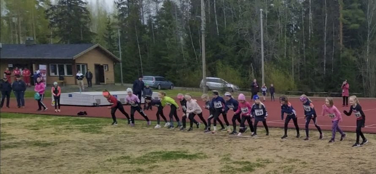 T9-sarjan tytöt lähdössä kilometrin matkalle. Kuva: Leila Salmi