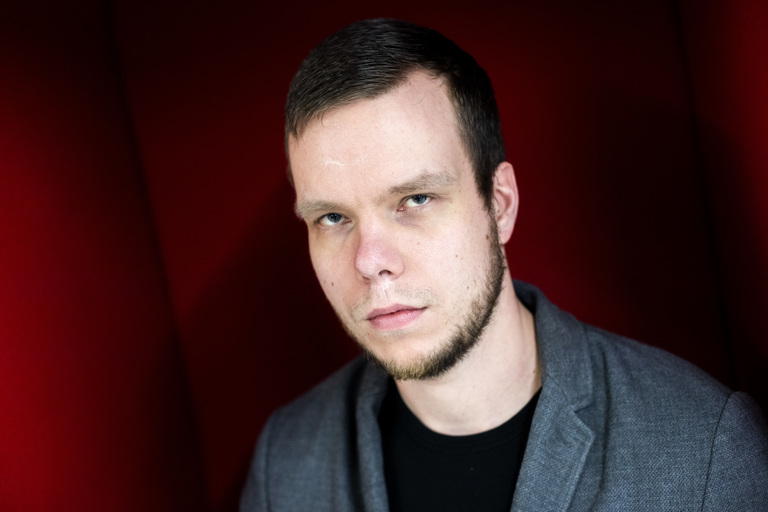 Tapio Kaasalainen pohtii väitöskirjassaan ikääntyvien ihmisten kotona asumisen edellytyksiä tyypillisissä 1970-luvun kerrostaloissa. -Käytännön pakkomuutto esteettömään uudiskohteeseen voi merkitä ikääntyneelle asukkaalle hyvinkin raskasta erkaantumista tutusta arjesta, hän toteaa. Kuva: Jonne Renvall