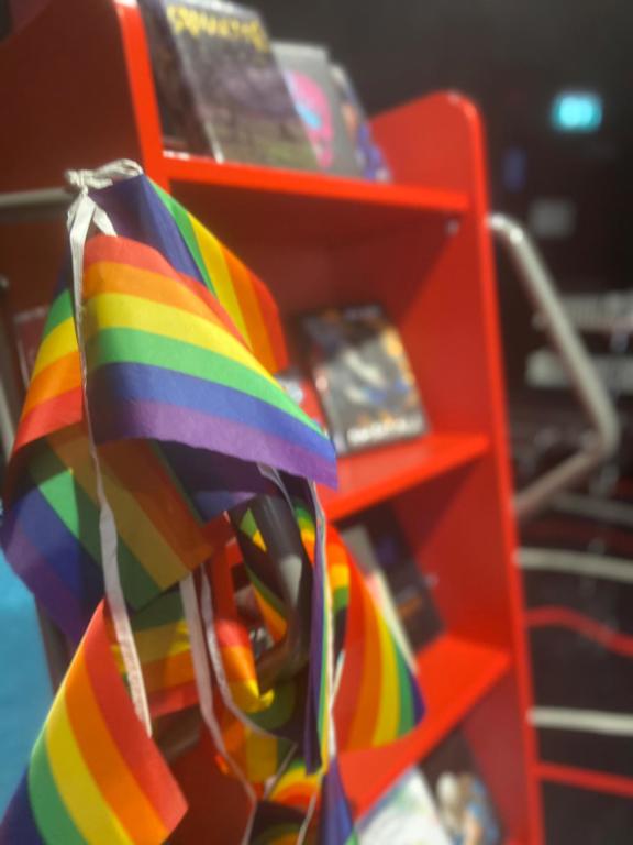 Pride-piknik siirtyi huonon sään takia sisätiloihin. Onneksi kirjaston nuorisotila Talli oli vapaana.