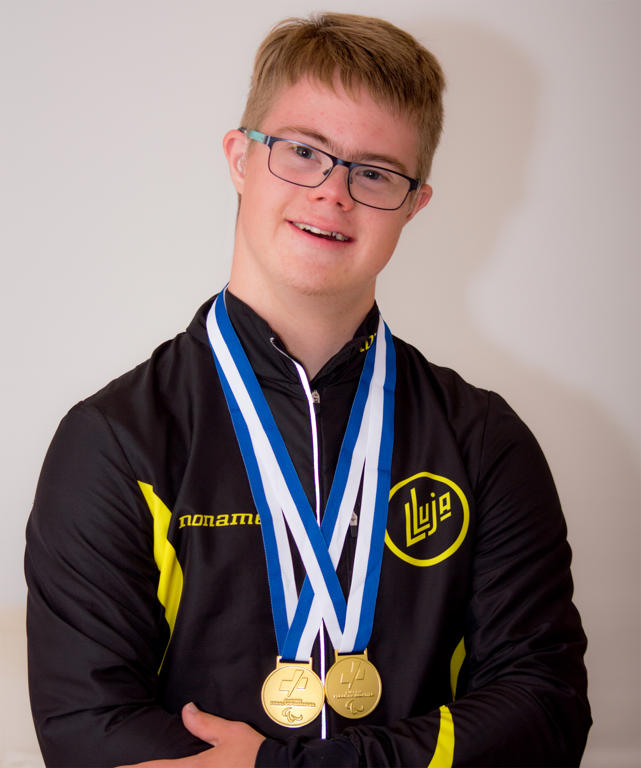 Onnellinen tuplamestari Samuel Jalo kahden mitalinsa kanssa. Kuva Jani Jalo