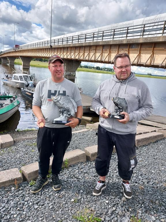 Jarno ja Jari Lempiälä saalistivat kisassa kymmenkiloisen hauen, joka toi heille Huittisten Kalakerhon osakilpailuvoiton sekä Satakunnan piirinmestaruuden.