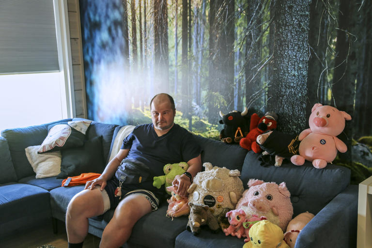 Petri Virolainen kuljettaa pehmoleluklaaniaan pyöräreissuillaan mukanaan todistaakseen ystävyyden voiman.
