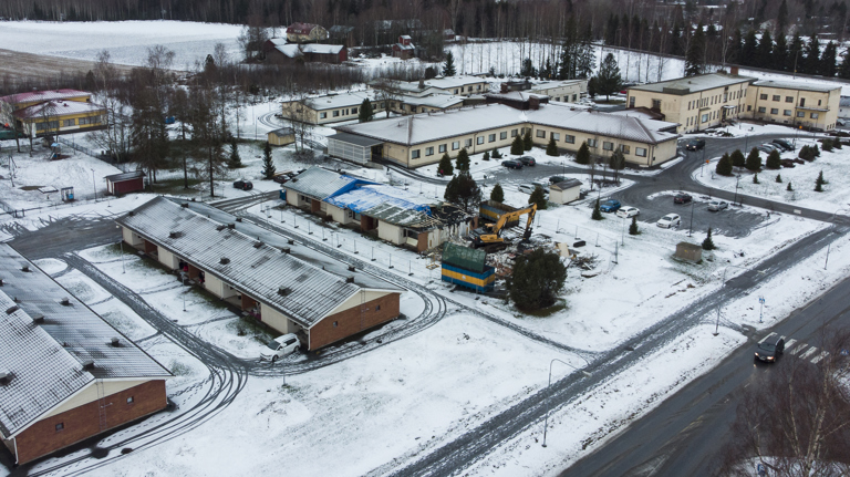 Tulipalo tuhosi viime syyskuussa kahdeksan asunnon rivitalon niin pahoin, ettei sitä kannattanut korjata. Taloa puretaan parhaillaan. Kuva: Mikko Perttunen