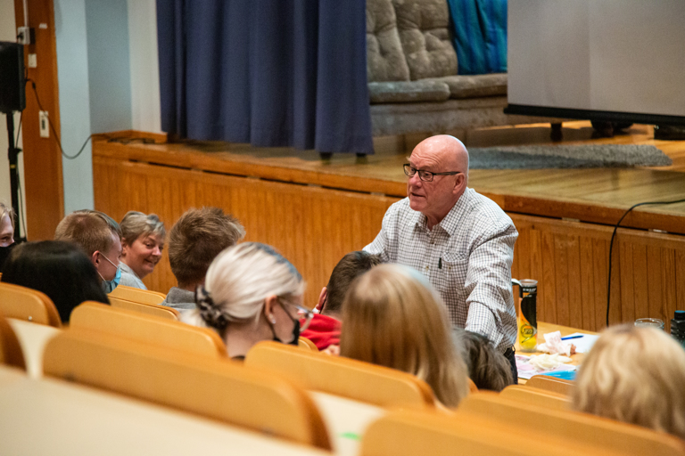 Jukka Riipinen kertoi Pellonpuiston koulussa keväällä 2021 kokemuksistaan huumeriippuvaisen isänä. Arkistokuva: Mikko Perttunen