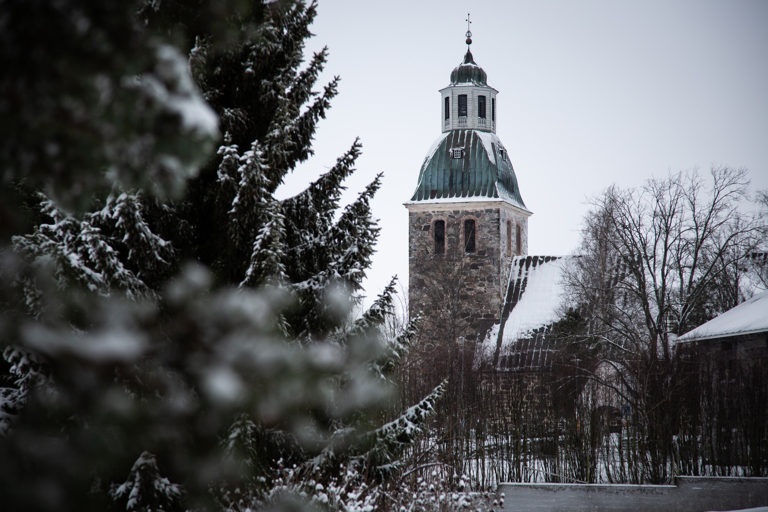 Huittisten kirkko. Kuvituskuva Mikko Perttunen